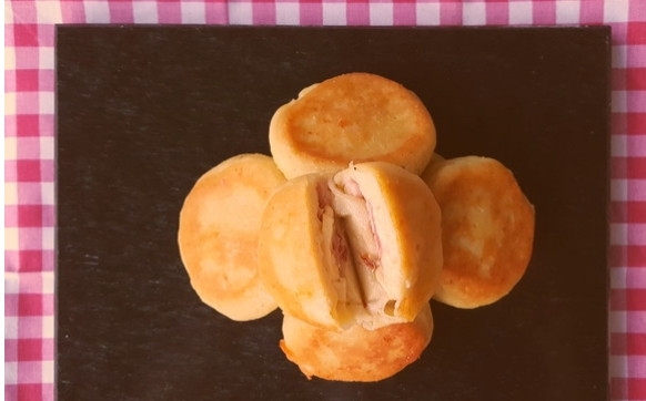 1. Этап. Картофельные бомбочки в духовке: 9. Подайте картофельные «бомбочки» горячими. Приятного аппетита!