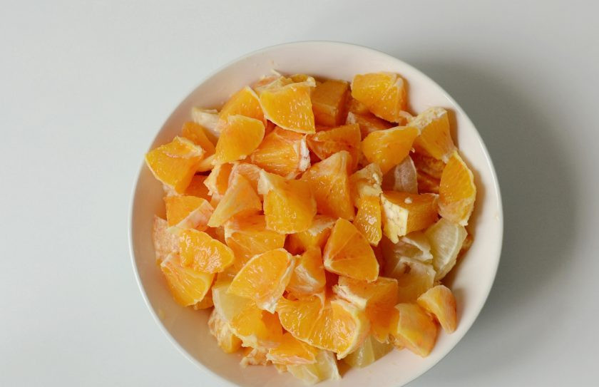 1. Этап. Апельсиновый джем с имбирем: Очистите лимоны и апельсины от кожуры и прожилок. Затем нарежьте кубиками, а косточки удалите.