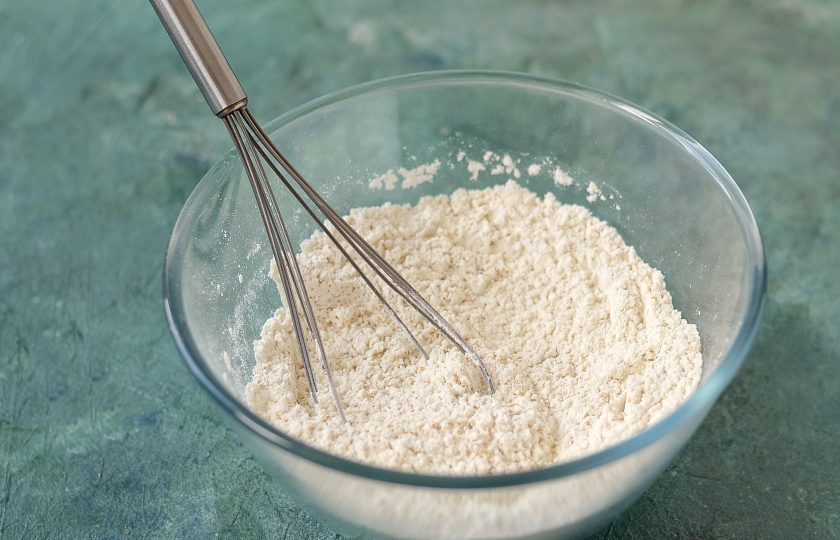 1. Этап. Банановый веганский хлеб: В большой миске смешайте муку, разрыхлитель, соду, соль и сахар.