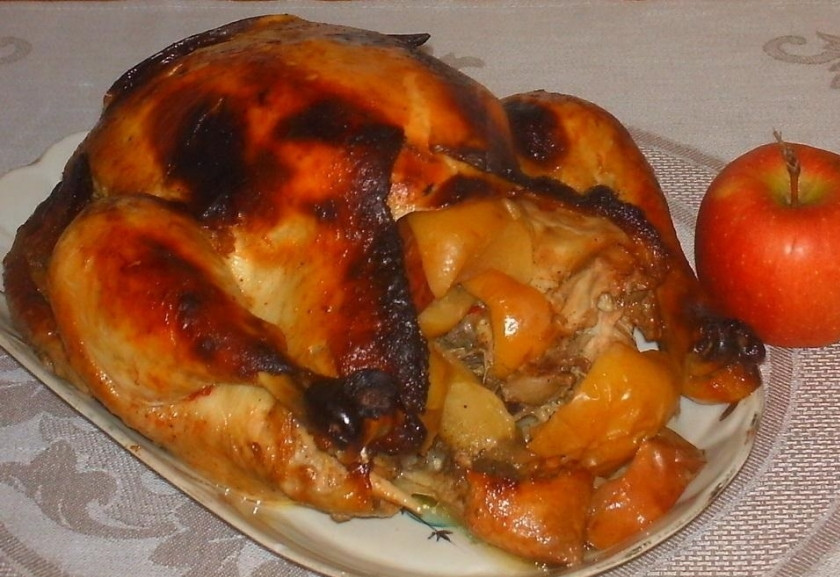 1. Этап. Вкусная курочка: 9. За 10 минут до готовности достаю курицу и разрезаю рукав и отправляю в духовку. Курица получается румяная, к столу подаю блюдо горячим.