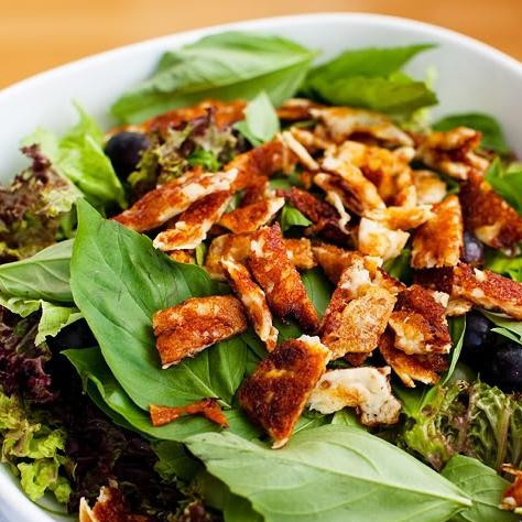 1. Этап. Салат из сулугуни и винограда: Дегустируем на соль и подаем!