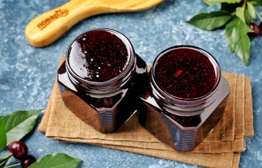 1. Этап. Джем из вишни с крахмалом: Джем из вишни с крахмалом готов. Переложите джем в стерилизованные баночки и закрутите стерильными крышками.