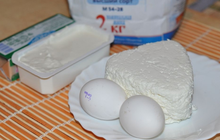 1. Этап. Сочень с творогом: Подготовьте все необходимые ингредиенты. Масло сливочное должно быть размягченным. Сначала приготовьте тесто: взбейте 2 яйца с 200 г. сметаны и 150 г. сахара (по желанию можете сахара положить 180 г.).