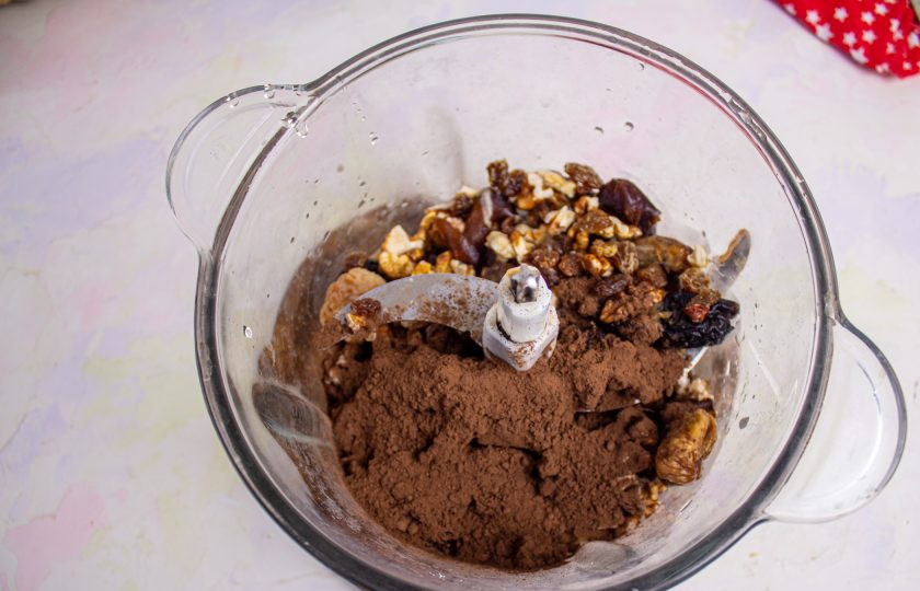 1. Этап. Конфеты Здоровье: Переложите продукты в чашу блендера, добавьте какао-порошок.