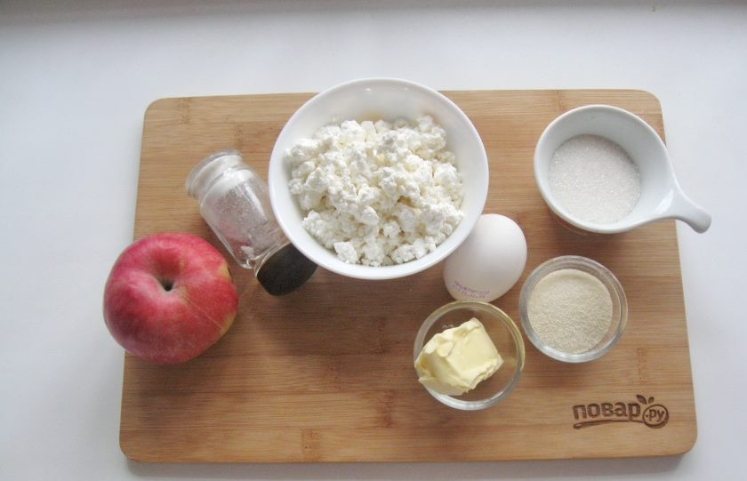 1. Этап. Творожная запеканка с яблоками и манкой: Подготовьте ингредиенты для приготовления запеканки.
