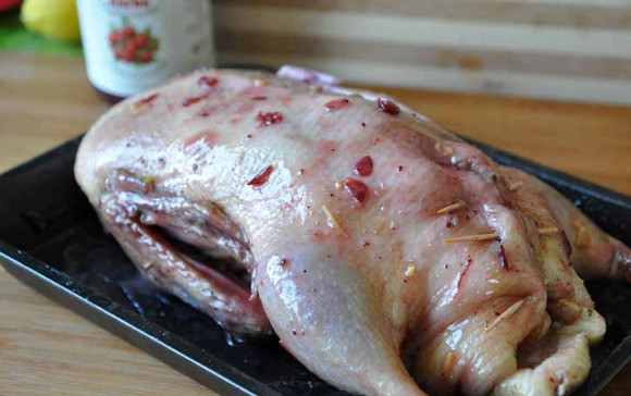 1. Этап. Салат с утиной грудкой по-китайски: Утку я предварительно смазала соусом клюквы (1 ст.л.), измельченной гвоздикой, посолила и замариновала с соком и цедрой половинки лимона. Птицу мариновала час. Запекала в духовке 2 часа до мягкости тушки (при 180 С).