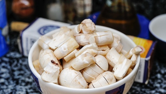 1. Этап. Драники с грибным соусом: 2. Тем временем вымойте, очистите и при необходимости измельчите грибы.