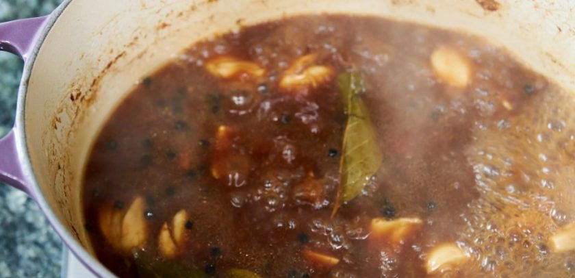 1. Этап. Куриные ножки в пикантном маринаде: 6. Соус отправьте на огонь и кипятите его до образования густой массы.