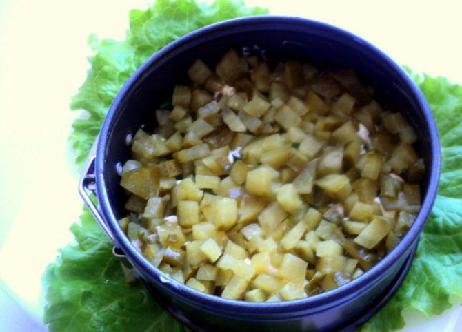 1. Этап. Салат Боровик: 6. Выложите соленые огурцы, смажьте тонким слоем майонеза.