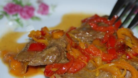 1. Этап. Говядина, тушенная со сладким перцем: Спустя 10-15 минут тушения блюдо будет готово. Приятного аппетита!