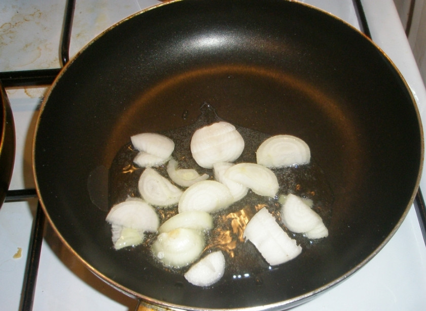 1. Этап. Телятина с грибами в сметане: В отдельной сковороде обжариваем лук до прозрачности.