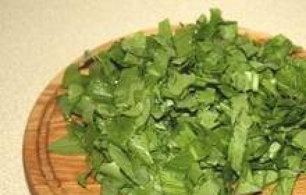 1. Этап. Щавелевый борщ: Нарезаем промытый щавель и отправляем в кастрюлю. Солим, перчим. Даем покипеть минут 5.