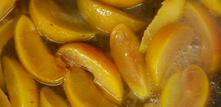 1. Этап. Сливовые клецки: Приготовьте сливовый компот. Для этого доведите до кипения сахарный сироп, добавьте корицу. Нарежьте остатки слив на дольки и положите их в кастрюлю. Варите десять минут. Компот остудите.