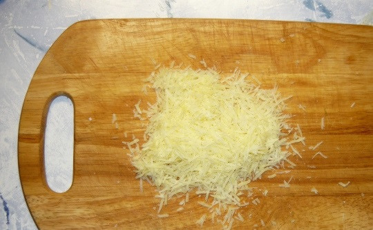 Фаршированные ракушки под сливочным соусом 1. Этап. Фаршированные ракушки под сливочным соусом: 10. Готовые макароны аккуратно достать из воды шумовкой и выложить на тарелки для подачи. Сыр натереть на терке.