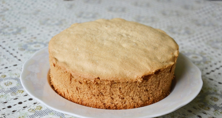 1. Этап. Простой бисквит: Бисквит готов. Он с легкостью выходит из формы, не прилипая к ней.