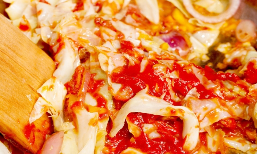 1. Этап. Тушеная капуста с томатной пастой: Затем добавьте томатную пасту и все специи. Перемешайте, потушите до полной готовности капусты.