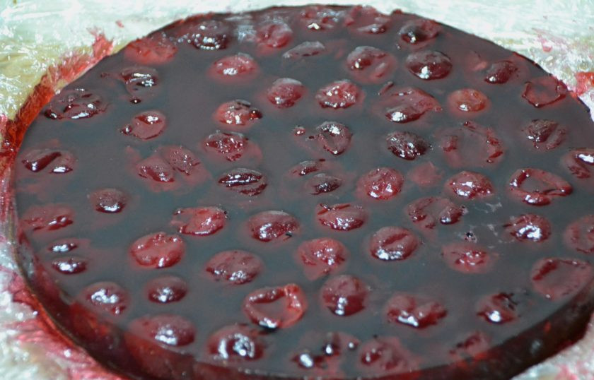 1. Этап. Морковный торт с вишней: Извлеките из формы желейный вишневый слой.