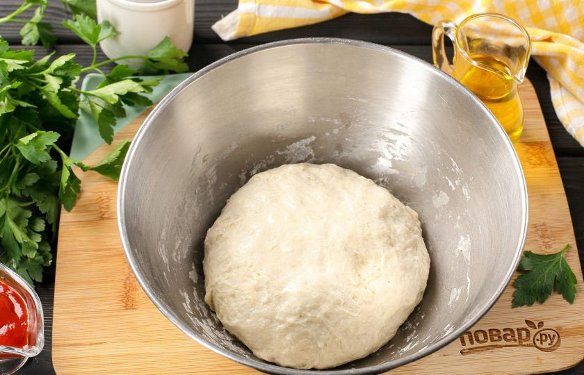 1. Этап. Пицца с сыром в мультиварке: Соберите тесто в шар, смажьте растительным маслом, накройте миску с тестом полотенцем и поставьте в тёплое место примерно на 1 час.