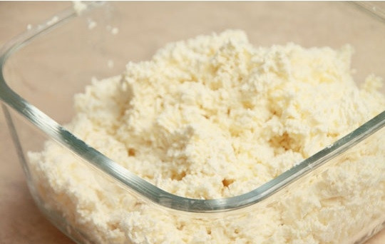 1. Этап. Пасха со сметаной и маслом: Протрите творог через сито. В другой миске взбейте желтки с сахаром (постепенно его добавляя). Как образуется хорошая пена, вмешайте сметану.