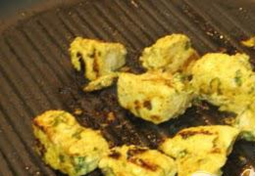 1. Этап. Куриный Кабоб: Выжать оставшуюся 1/2 лайма и продолжать готовить до коричневатой корочки.