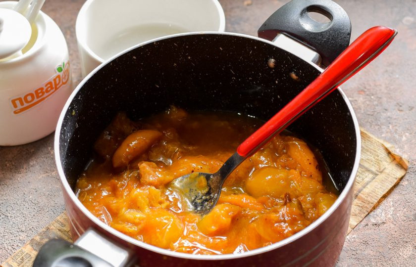 1. Этап. Варенье из абрикосов с желатином: Желатин растопите и влейте в варенье в самом конце приготовления. Сразу выключите огонь, перемешайте все.