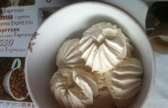 1. Этап. Мастика из зефира: Зефир поставьте в микроволновку на 1 минуту, чтобы он увеличился вдвое.