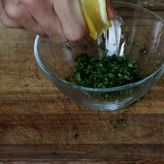 1. Этап. Креветки со спаржей: Смешиваем зелень с лимонным соком.