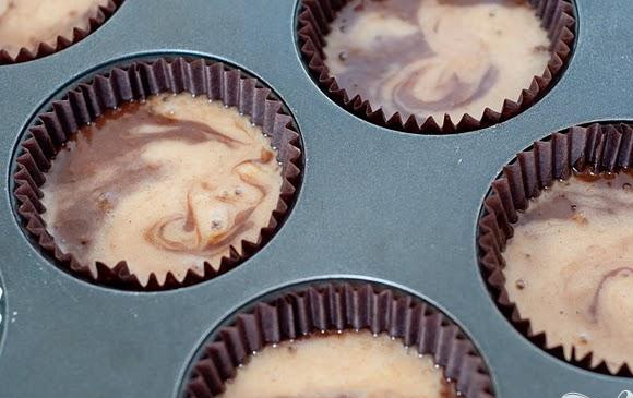 1. Этап. Банановые маффины с шоколадом: 5. С помощью зубочистки аккуратно размешать оба теста, создавая мраморный эффект.