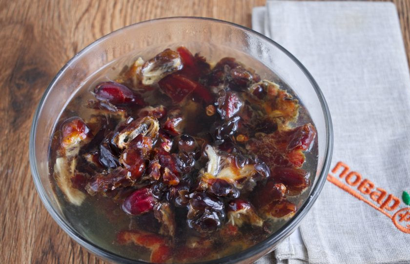 1. Этап. Финиковая паста: Залейте сухофрукты горячей водой: мягкие на 5 минут, твердые на 15 минут. Воду слейте, сухофрукты слегка отожмите .