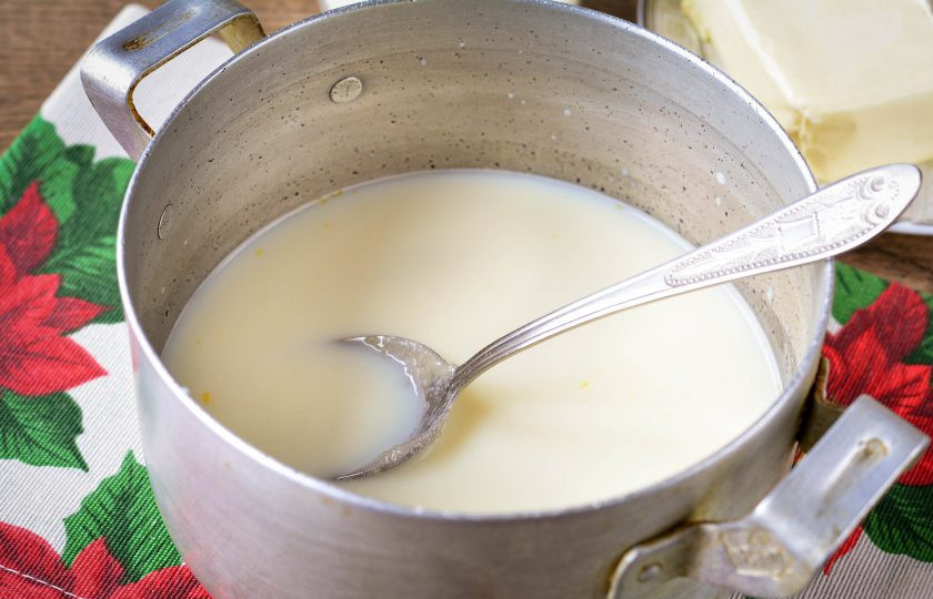 1. Этап. Торт Наполеон советский: Смешайте сухие компоненты для крема с молоком, перелейте в кастрюлю и варите крем на небольшом огне 7-8 минут, помешивая.