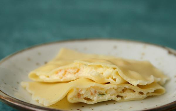 1. Этап. Равиоли с креветками и рикоттой: 4. Чтобы приготовить соус, смешать сливки и зарезервированный бульон от креветок в маленькой кастрюле. Довести до кипения на средне-сильном огне, уменьшить огонь до среднего и готовить 6-10 минут, пока соус не загустеет. Полить соусом сваренные равиоли и подавать.