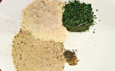 1. Этап. Отбивные из индейки в духовке: 1. Индейку разморозим наржеем кусочками. Смешаем отдельно сухари, мелко тертый сыр и все специи вместе.