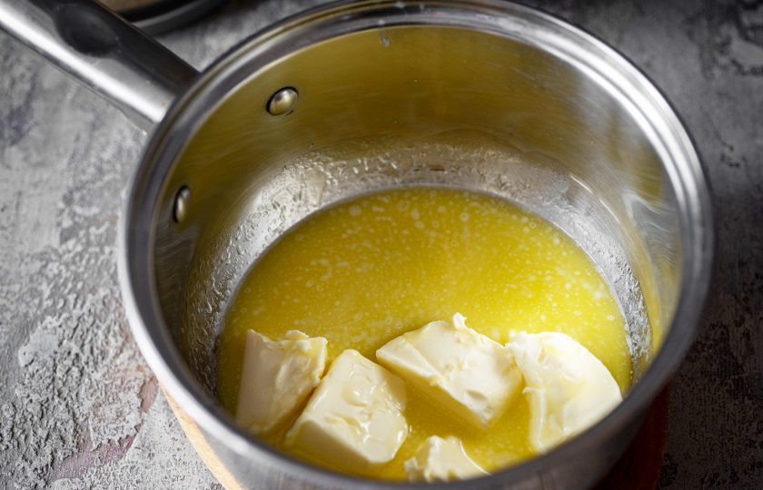 1. Этап. Колбаска Mинутка из печенья: В сотейник выложите все сливочное масло, нарезанное кусочками. На маленьком огне, постоянно помешивая ложкой, растопите масло.