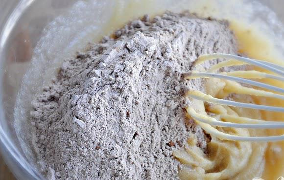 1. Этап. Шоколадное печенье с орехами: 1. Смешать муку, какао, соду и соль в средней миске. В большой миске хорошо взбить миксером масло, сахар, кукурузный сироп, ванилин и молоко до получения однородной массы. Перемешать смесь муки в смеси масла.