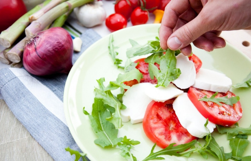 1. Этап. Салат с моцареллой и руколой: Моцареллу и помидоры нарежьте кружочками и выложите на тарелку по очереди.