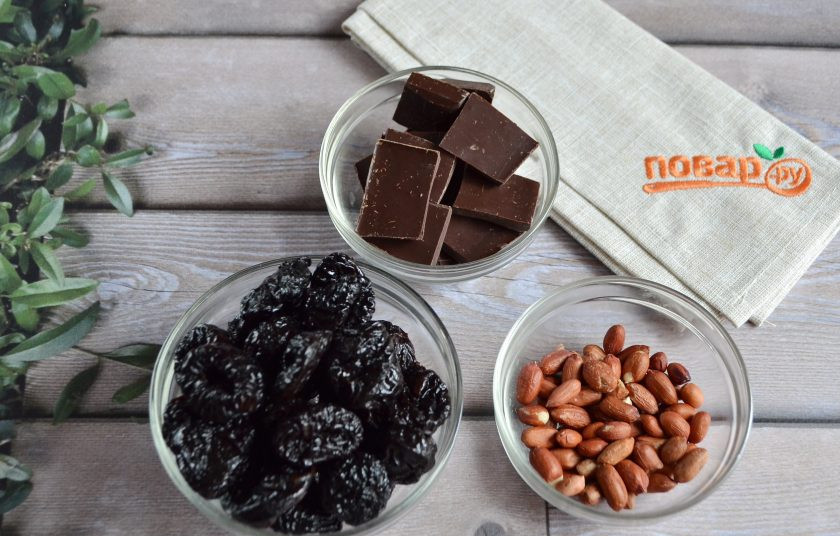 1. Этап. Конфеты Чернослив в шоколаде: 1. Подготовьте продукты. Приступим! Первым делом нужно обжарить арахис до готовности, остудить и почистить от шелухи.