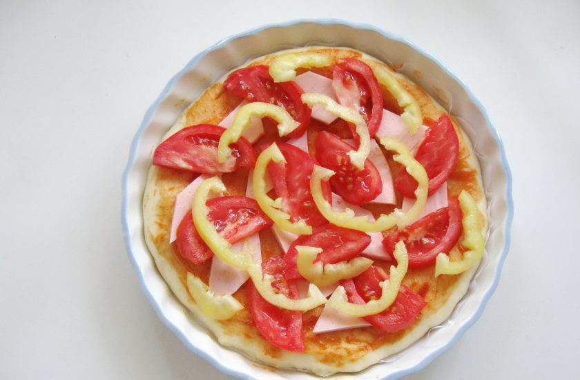 1. Этап. Пицца с колбасой и болгарским перцем: Болгарский перец нарежьте тонкой соломкой. Разложите на пицце.