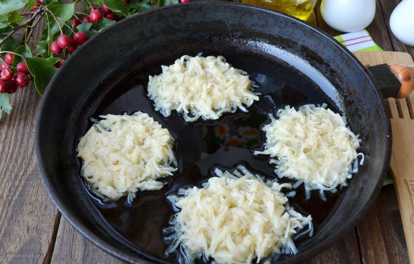 1. Этап. Драники (мастер-класс): Разогрейте растительное масло и столовой ложкой выкладывайте картофельную массу, формируйте круглые или овальные драники. Жарьте по 3-4 минуты с каждой стороны на среднем огне.