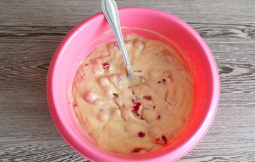 1. Этап. Кекс на кефире с малиной: Оно должно получиться в меру густым, вязким, тягучим.