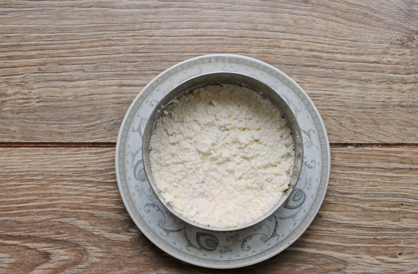 1. Этап. Салат Красный бархат из свеклы с творогом: Поверх свеклы выложите половину творожной массы и разровняйте.