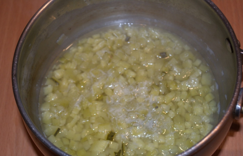 1. Этап. Солянка с картошкой: В другой кастрюле варим огурцы. Для этого переложите огурцы в кастрюлю, залейте их водой и варите отдельно. По мере уваривания воды подливайте ее .