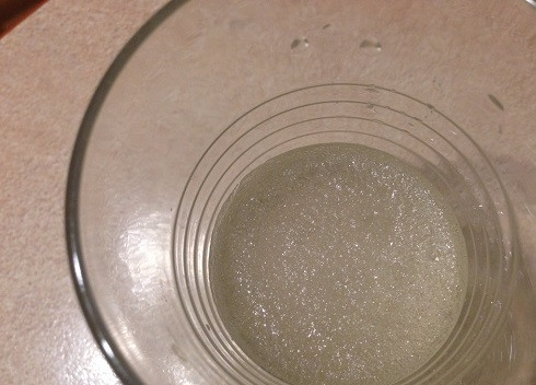 1. Этап. Фруктовый мусс: В первую очередь замачиваем желатин в воде и оставляем минут на 5-10, пусть набухает.