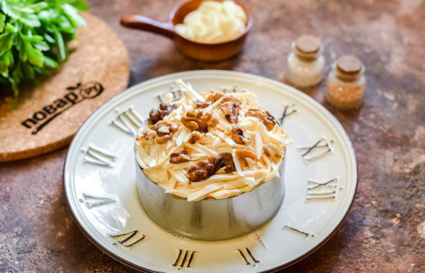 1. Этап. Салат Полтавский: Украсьте салат грецкими орехами и подавайте к столу.