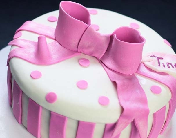 1. Этап. Торт за 20 минут: 4. Из розовой мастики (кстати, можно просто покрасить белую) делаем кружочки, полосочки или бантики, смотря что вы хотите и кого жаждете поздравить. Вот и торт готов!