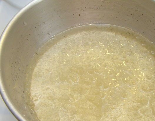 1. Этап. Десерт из сметаны с желатином: 2. Заливаем желатин горячей водой и оставляем на 20 минут.