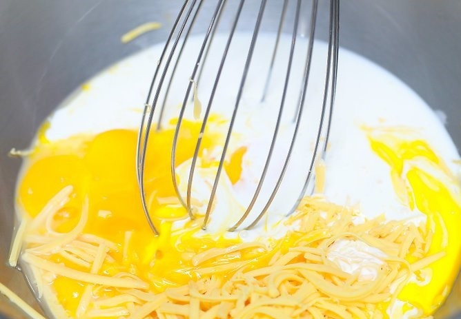 1. Этап. Вкусные спагетти: 4. Соедините взбитые яйца, сливки и половину тертого сыра. Перемешайте и прогрейте на огне, постоянно помешивая.