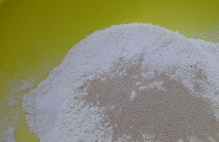 1. Этап. Расстегаи с индейкой: Смешать дрожжи с мукой.