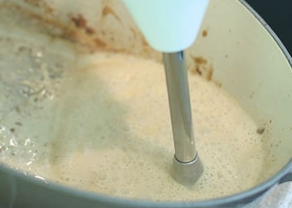 1. Этап. Кролик в горчичном соусе с коньяком: Перебейте соус с помощью блендера до легкой кремовой консистенции. Соус готов!