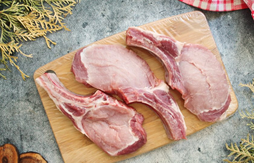 1. Этап. Шашлык из свиной корейки по-армянски: Корейку разрежьте на стейки, чтобы каждый был на косточке.