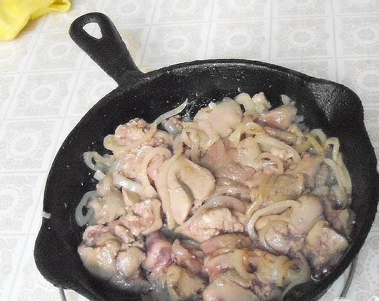 1. Этап. Печень, тушеная в белом вине с печеным перцем: 3. В проточной воде тщательно промываем печень, откидываем ее на дуршлаг, воде даем стечь. К пассированному луку добавляем печень, периодически помешиваем, тушим до того времени, когда печень начнет бледнеть. Добавляем сюда давленый чеснок, перчим и солим. Затем вливаем белое вино, огонь не уменьшаем, тушим еще примерно минут пять-семь, не забываем перемешивать. Минут на пять, оставляем настаиваться с закрытой крышкой.